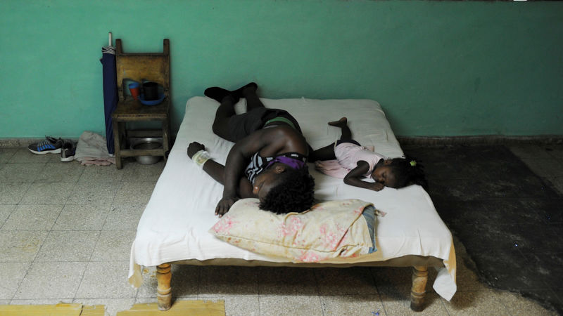 Personas en uno de los refugios de la ciudad de Guantánamo, Cuba, esperando la llegada del huracán a sus costas. La foto fue tomada el 4 de octubre. (Foto: Getty).